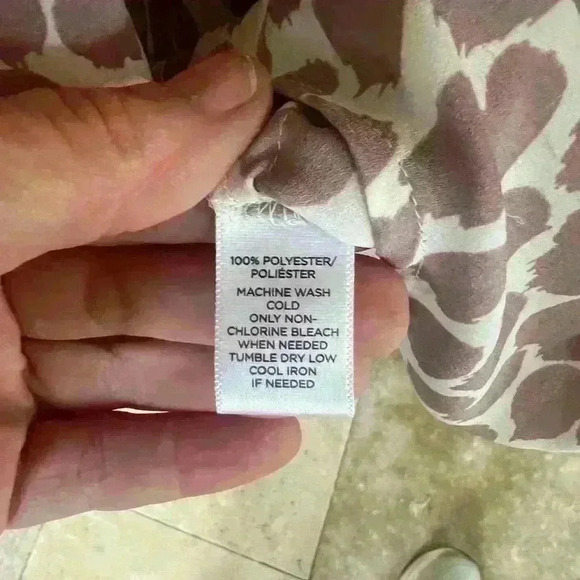 Ann Taylor Loft Ladies blouse Medium. Excellent condition. Lavender and white. - Picture 6 of 8